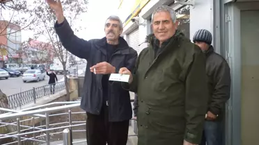 PTT Çalışanları Kapı Önünde Bağırarak Milli Piyango Bileti Satıyor