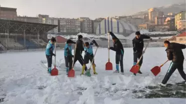 Saha Kardan Temizlenmeyince Maç Ertelendi