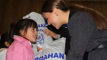 Ardahan Emniyet Müdürü Eşi Bulduk'tan Muhtaç Öğrencilere Kıyafet Yardımı
