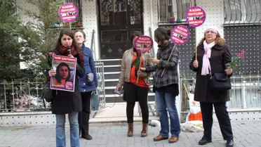 Kadınlar, Eşi Tarafından Öldürülen Kadının Evi Önünde Eylem Yaptı