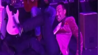 Sahnede Yere Kapaklandı!