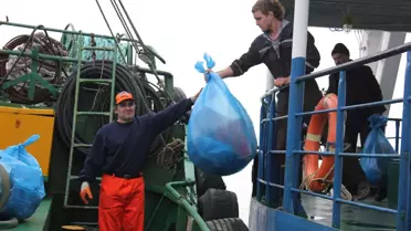 Gemiyle Çöp Topluyorlar