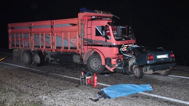Fethiye'de Alkol Kazası... Otomobil Kamyonun Altına Girdi: 3 Ölü