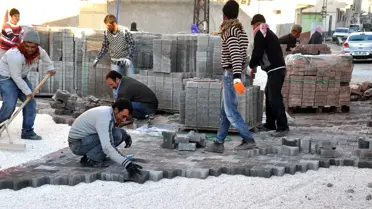 Akçakale Belediyesi, Sokaklara Kilitli Parke Taşı Döşüyor