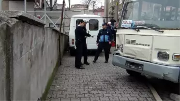 Minibüsün Kaldırımda Çarptığı Kişi Öldü