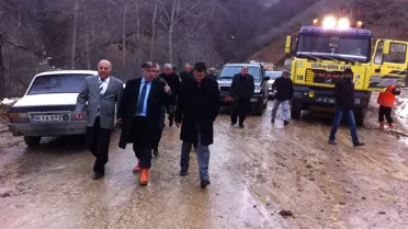 Vali Çilimli'de Heyelan Nedeniyle Kapanan Yolda İncelemelerde Bulundu