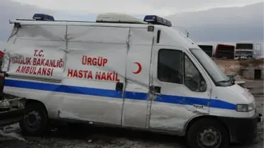 Ambulans Buzlu Yolda Devrildi