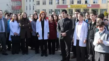 Cep Telefonunu İsteyen Öğretmeni Darp Etti