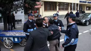 Belediye Önünde Balık Tezgahını Yakmak İsteyen 2 Balıkçıya Gözaltı