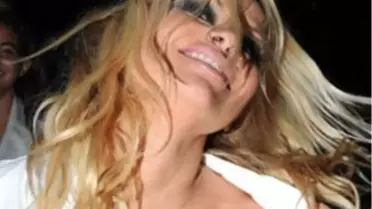 Pamela Anderson Fena Dağıttı