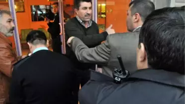 Taş Atarak Vitrin Camını Kırdığı Kuyumcuyu Soydu