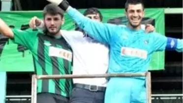 Yedek Kaleci, As Kaleciyi Bıçakladı