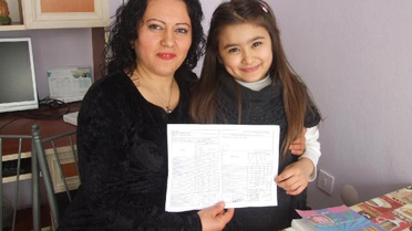 Karaciğer Nakli Olan Kardelen Karnesini Evinde Aldı