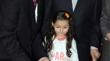 Kolları Olmayan Nisanur'un Karnesini Vali Verdi