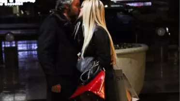 Karlı Kocasıyla Dudak Dudağa
