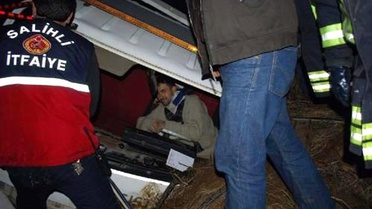 Çekici Şarampole Yuvarlandı: 1 Yaralı