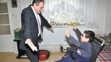 Engelli Öğrencinin Karne Hediyesi Akülü Araba Oldu