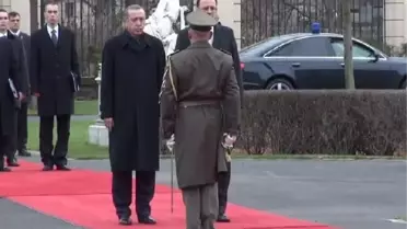 Başbakan, Macaristan'da Törenle Karşılandı