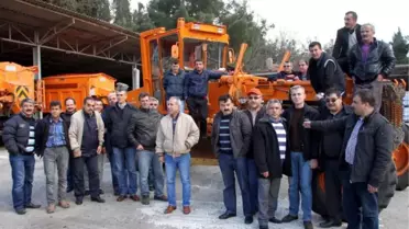 İş Makineleri Garajda, İşçiler Çay Ocağında