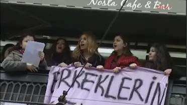 Kadınlardan Avm'de Pankartlı Protesto