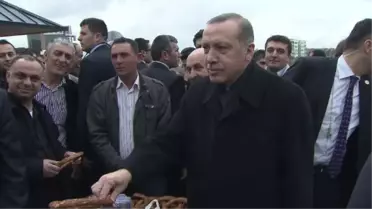 Başbakan Erdoğan, Cuma Namazı Sonrası Aldığı Simitleri Cemaate Dağıttı