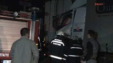 TIR'da Sıkışan Şoförü İtfaiye Kurtardı