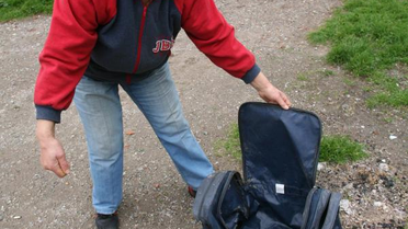 Yaralı Pitbull Köpeği Çantaya Koyup Ölüme Terk Etti