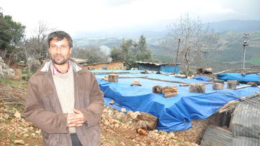 Çocuklarını Okutmak İçin Derme Çatma Evde Yaşıyorlar