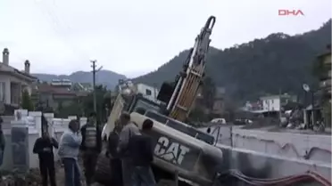Marmaris Şoför ve Kepçe Operatörü Dikkati Faciayı Önledi