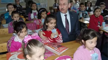 Bartın Valisi Süt Dağıttı
