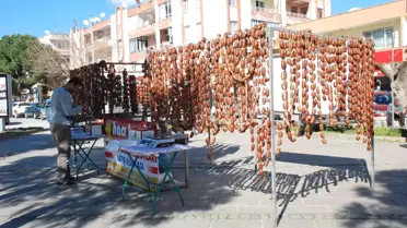 Kendisinden Önce Sucuğu Geldi