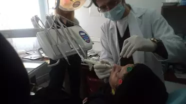 Diş Doktoru Hastalara Diş Macunu Dağıtıyor