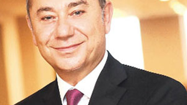 İnek Sağarken Home Tv İzleyen Çiftçi
