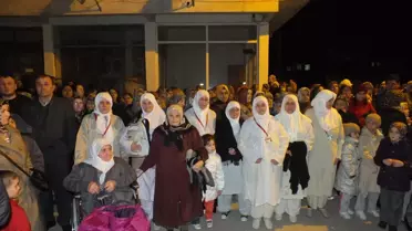 Ümreye İlahilerle Uğurlandılar