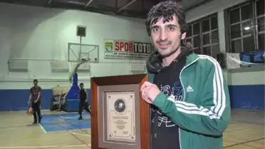 Hakkari'nin Gönüllü Basketbol Eğitmenine Tbf'den Ödül