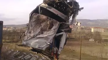 Raylara Uçan Otomobile Tren Çarptı: 2 Ölü