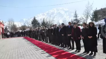 Maliye ve Milli Eğitim Bakanlarına Hakkari'de Kırmızı Halılı Karşılama