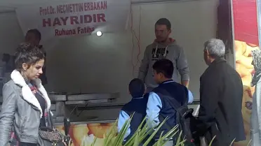 SP, Necmettin Erbakan İçin Lokma Dağıttı