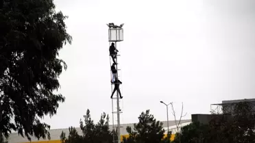 İşten Çıkarılan İşçiler Aydınlatma Direğine Tırmandı