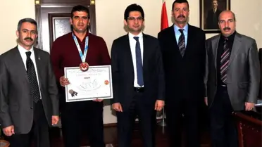 Ercişli Şevketoğlu Bilek Güreşinde Türkiye Üçüncüsü Oldu