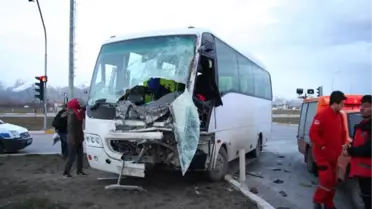 Kırmızı Işıkta Geçen Tır Öğrenci Midibüsüne Çarptı: 14 Yaralı