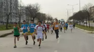 Öğrenciler Kros Yarışlarında Ter Döktü
