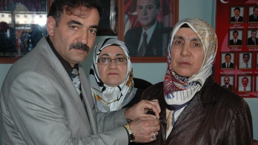 MHP Elbistan'da Yılın Kadınına Altın Hediye Etti