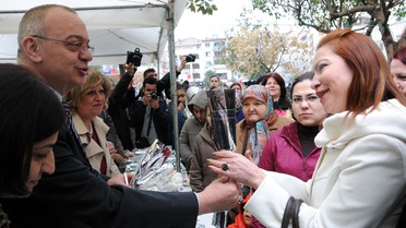 Başkan Ergün, Kadınlara Karanfil Dağıttı