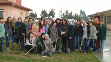 Ablalar Miniklerin Okulunu Ağaçlandırdı