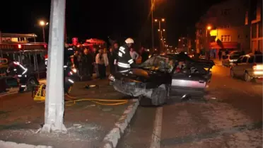 Otomobil Direğe Çarptı, Ehliyetsiz Sürücü Yaralandı