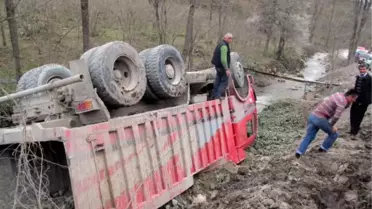 Yol Çöktü, Taş Yüklü Kamyon Dereye Yuvarlandı