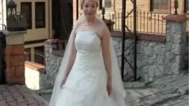 Bartın Kiraladığı Gelinliği Giyinip Sokaklarda Gezdi Kiraladığı Gelinliği Giyinip Sokaklarda Gezdi