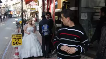 Kiraladığı Gelinliği Giyerek Sokaklarda Gezdi