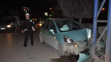 Otomobil Direğe Çarptı: 4 Yaralı